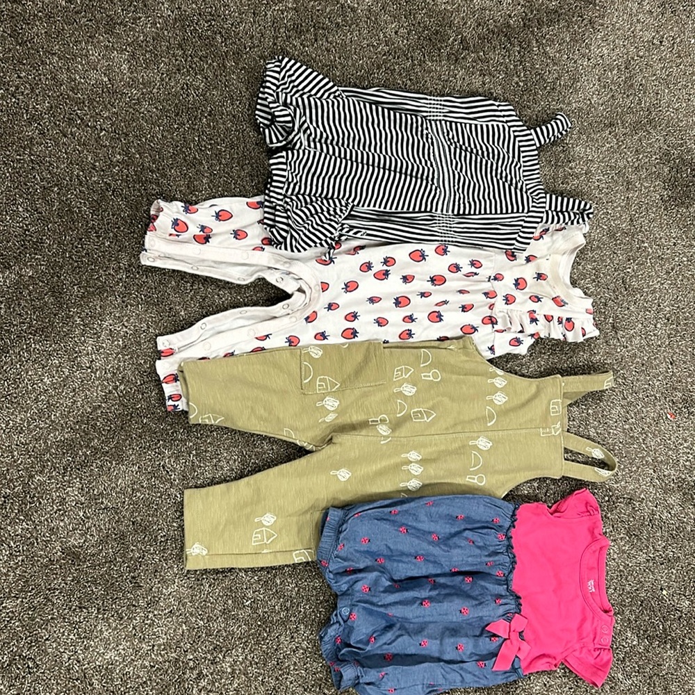 Lot of baby size 6-9 months onesies good condition. 👶🏻🍼